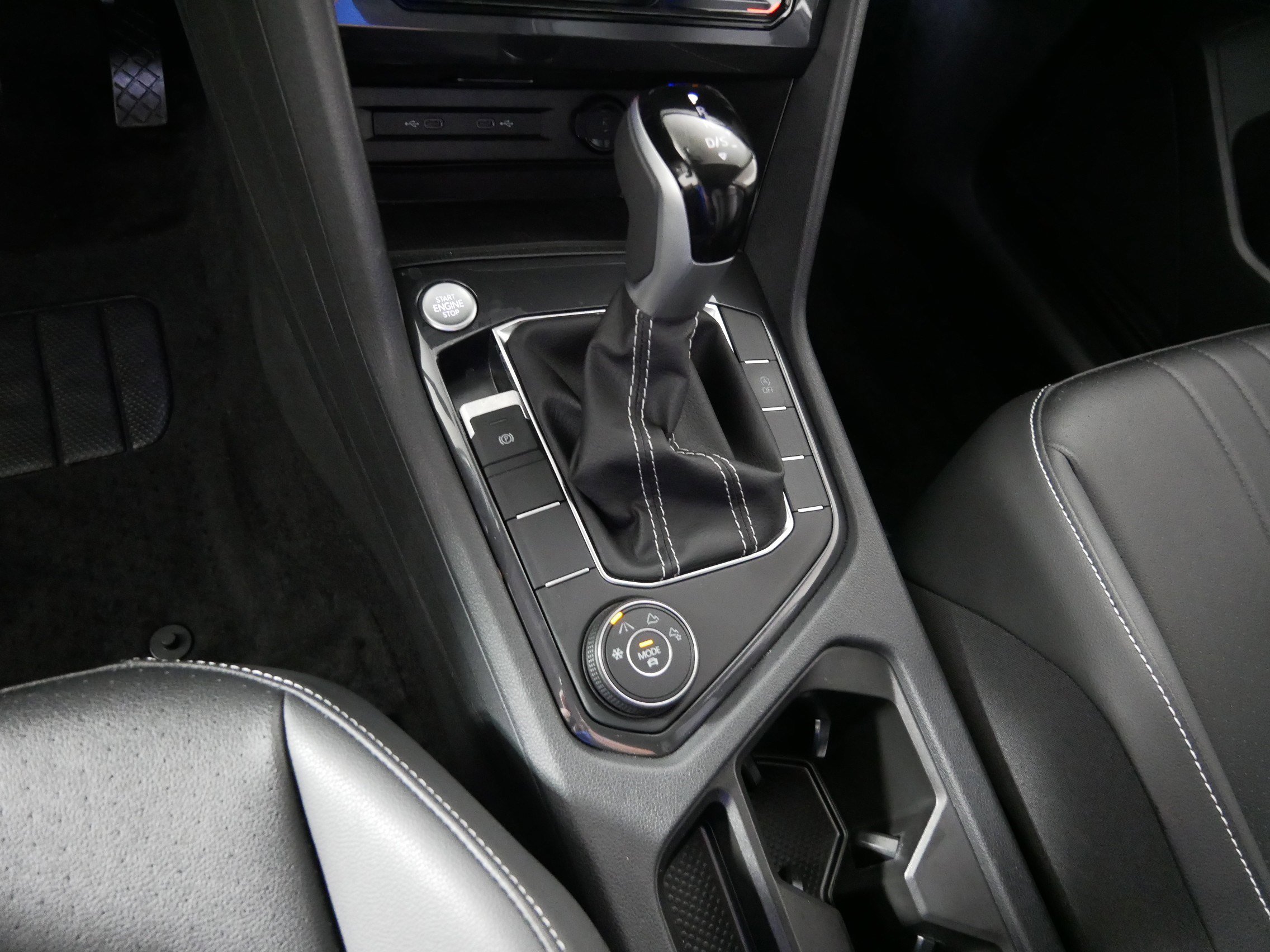 Used 2024 Volkswagen Tiguan SE w/ Panoramic Sunroof Package image 24