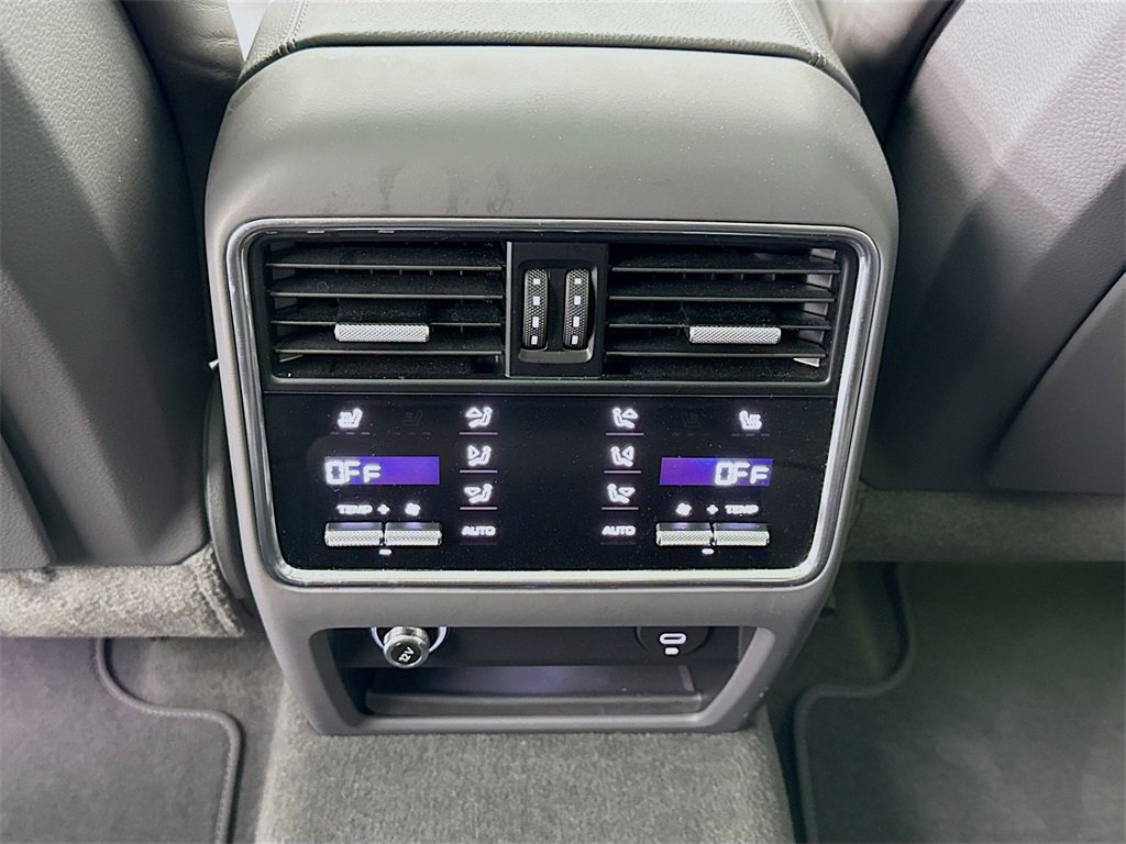Certified 2023 Porsche Cayenne Platinum Edition image 27