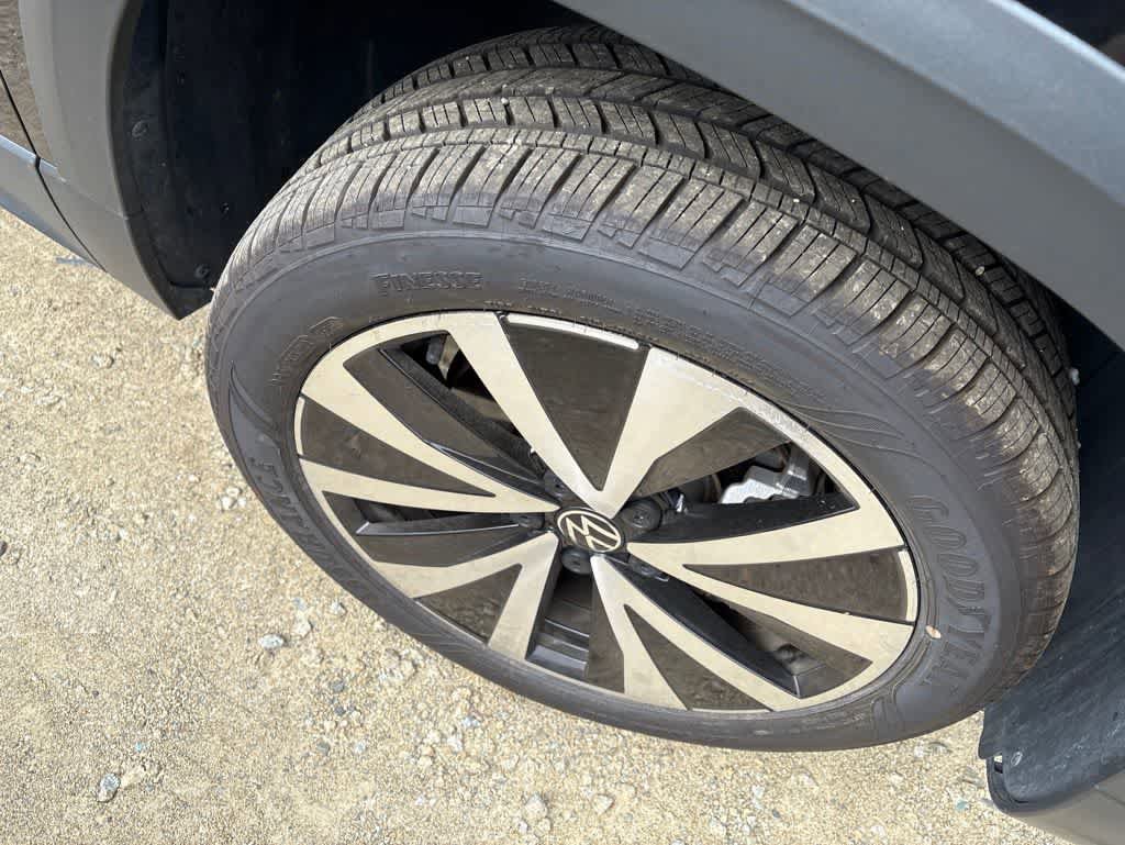 Used 2024 Volkswagen Taos SE FWD image 4