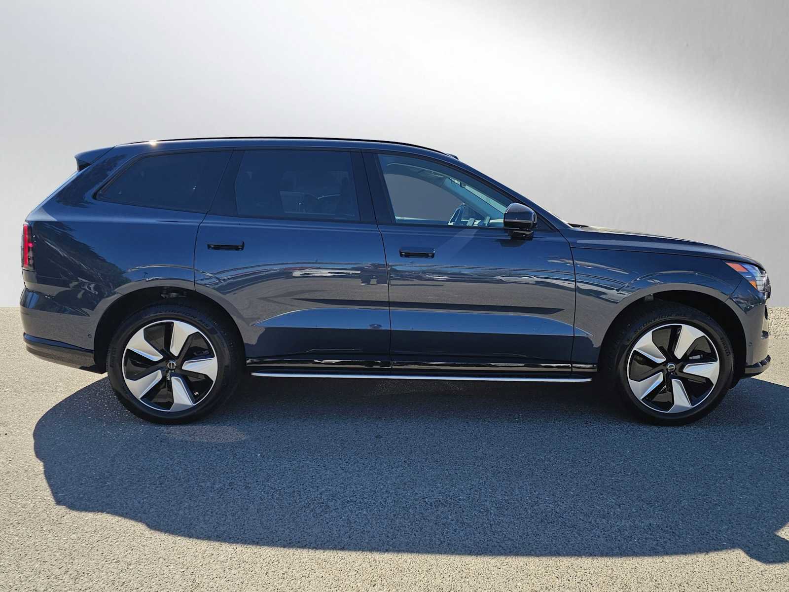 Used 2025 Volvo EX90 Plus image 2