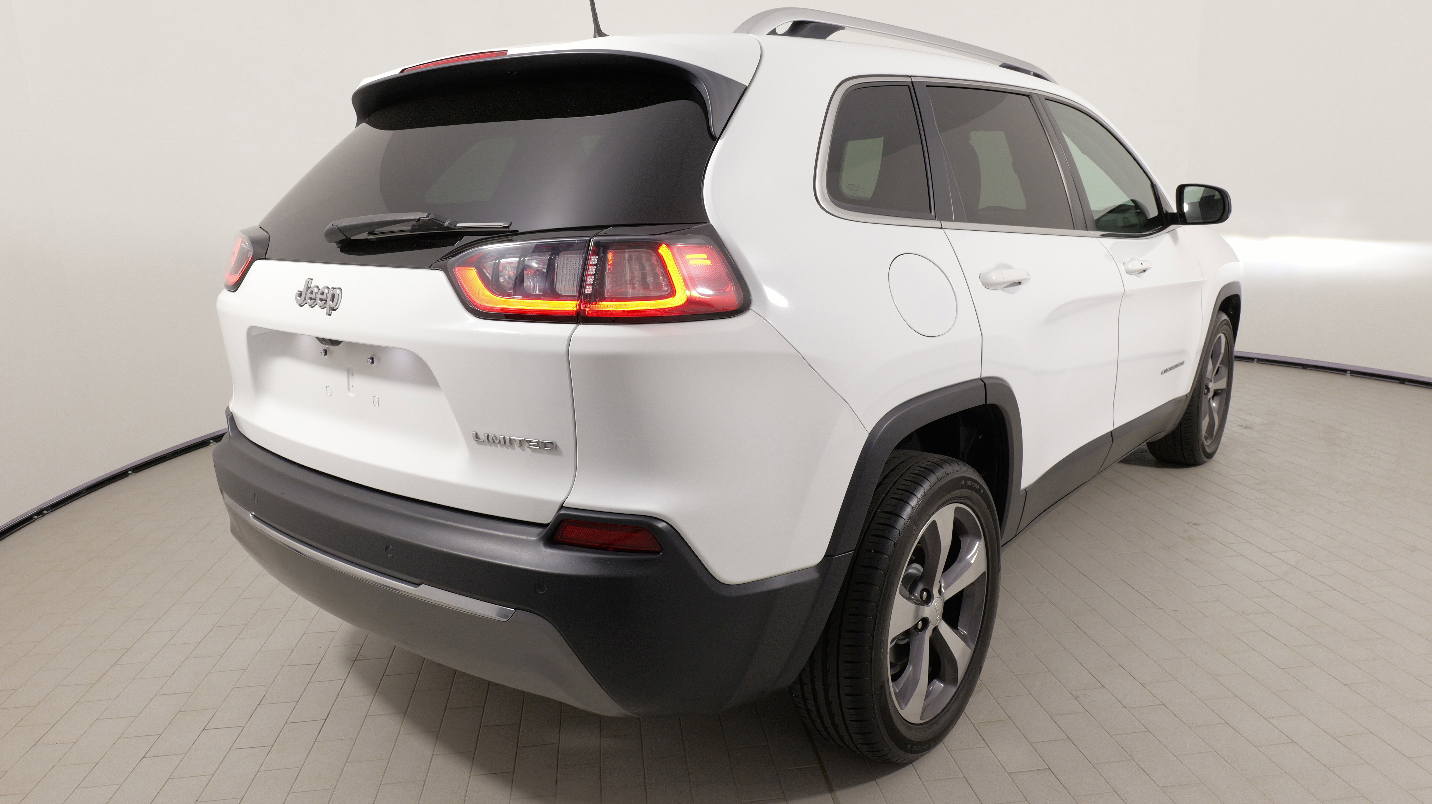 Used 2019 Jeep Cherokee Limited image 12