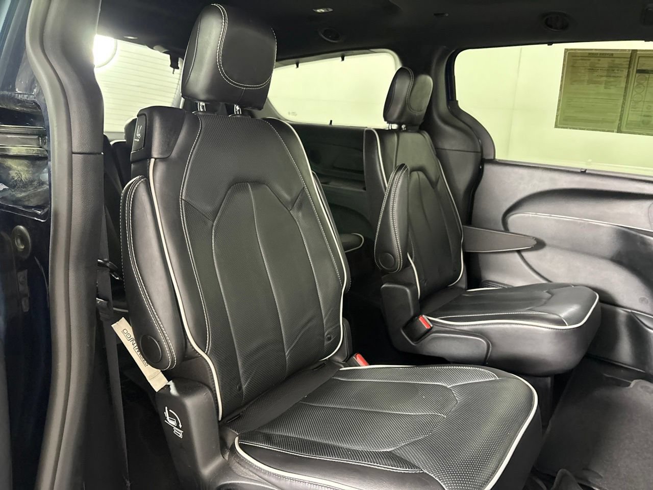 Used 2025 Chrysler Pacifica Limited FWD image 29