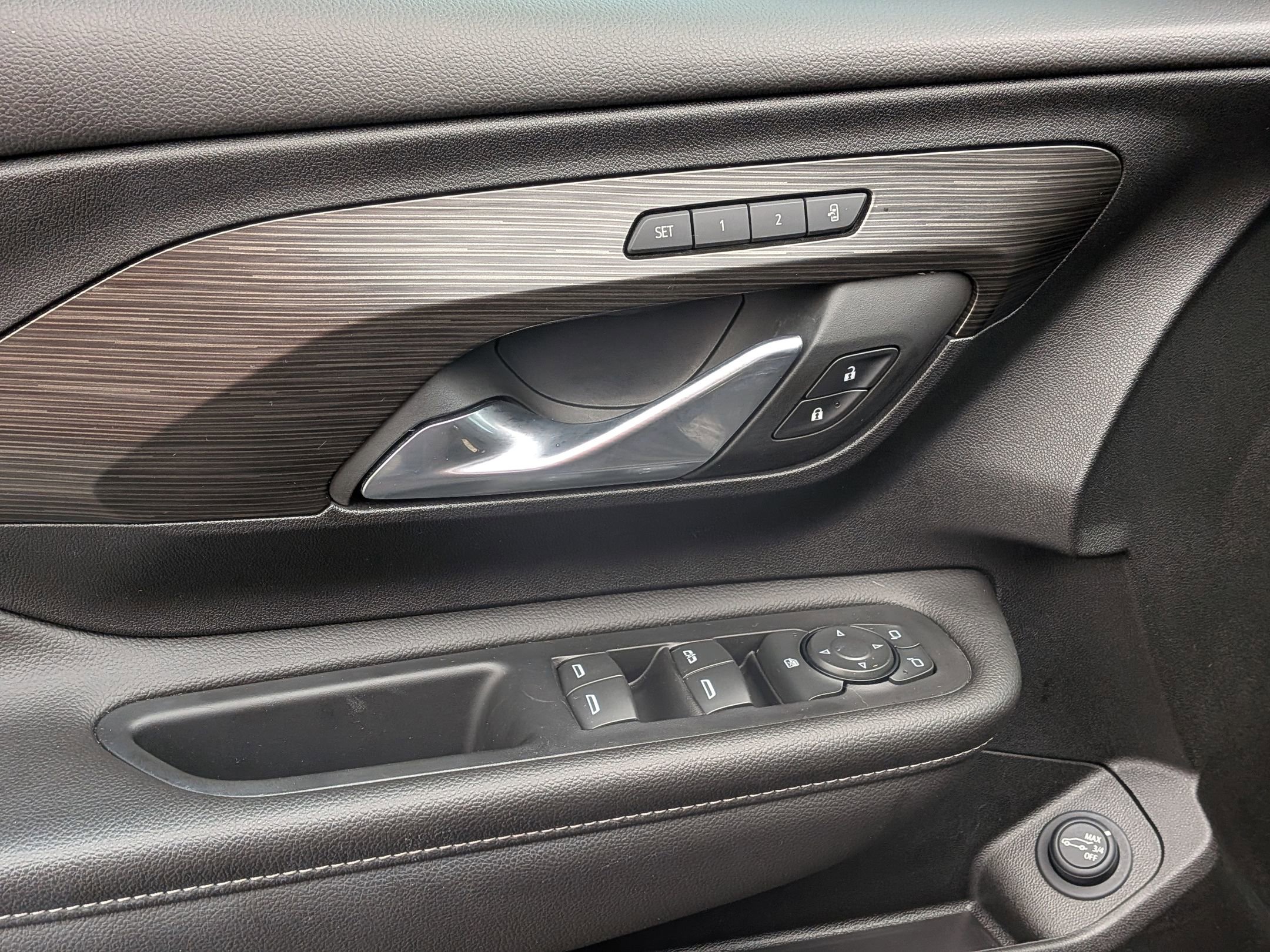 Used 2023 GMC Terrain SLT w/ Infotainment Package II image 15