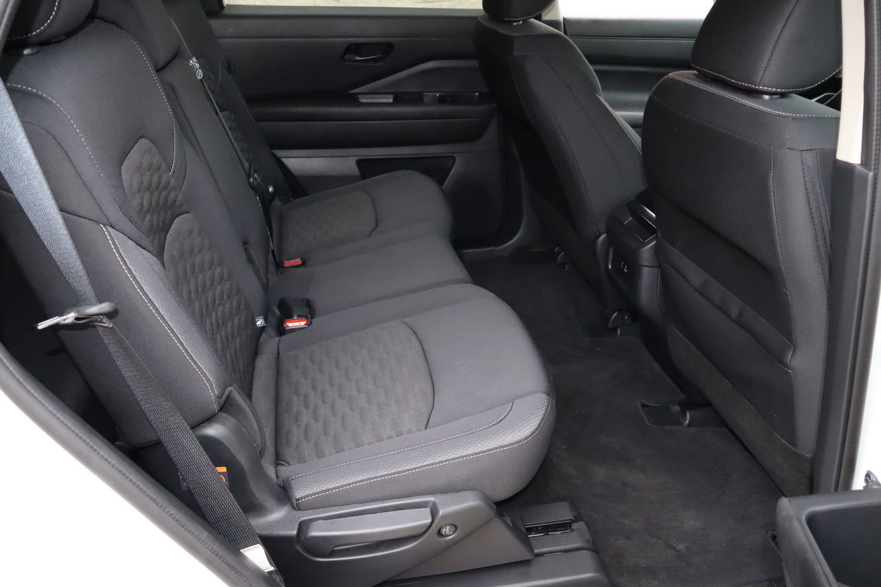 Used 2024 Nissan Pathfinder S image 18