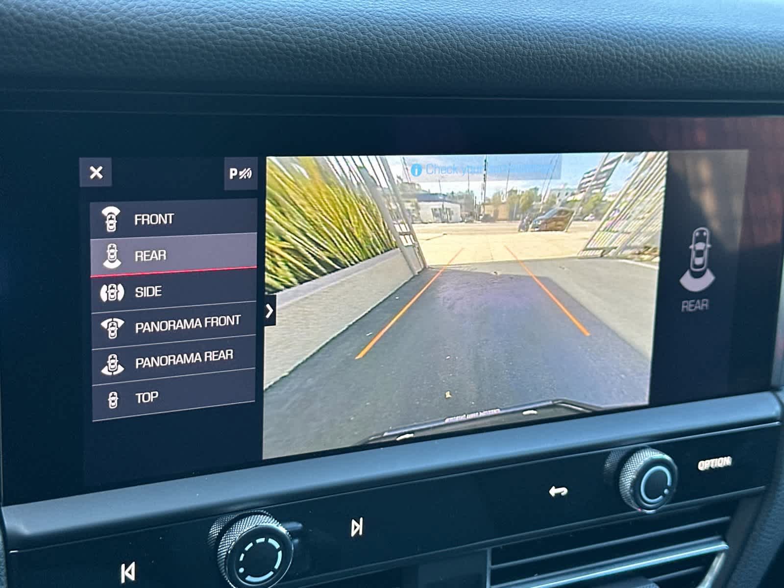 Certified 2025 Porsche Macan AWD/4WD image 22