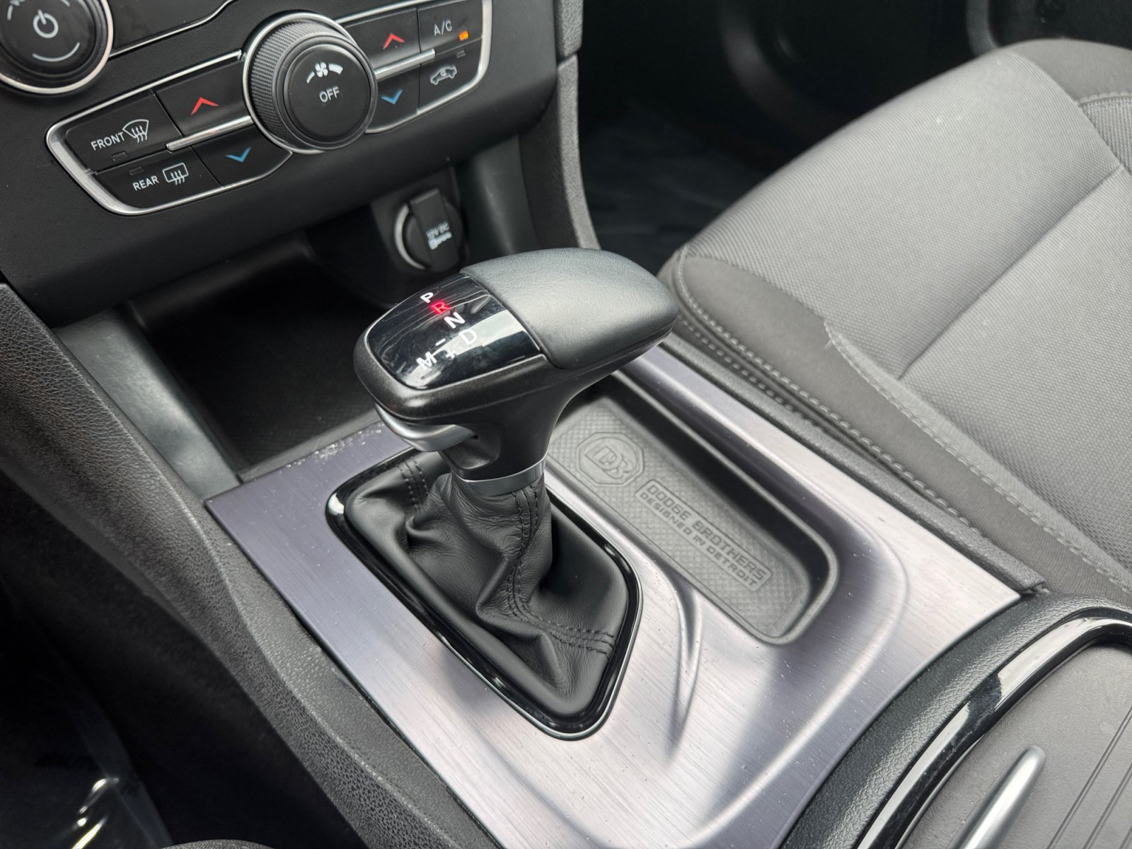 Used 2017 Dodge Charger SE w/ Blacktop Package RWD image 3