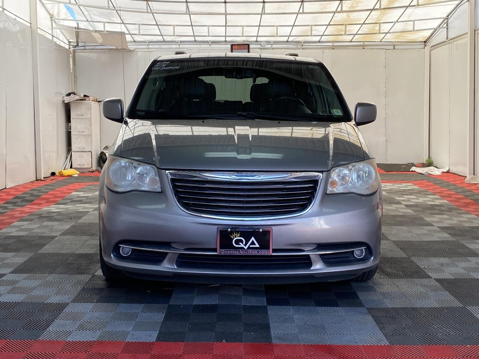 Used 2014 Chrysler Town & Country Touring image 2