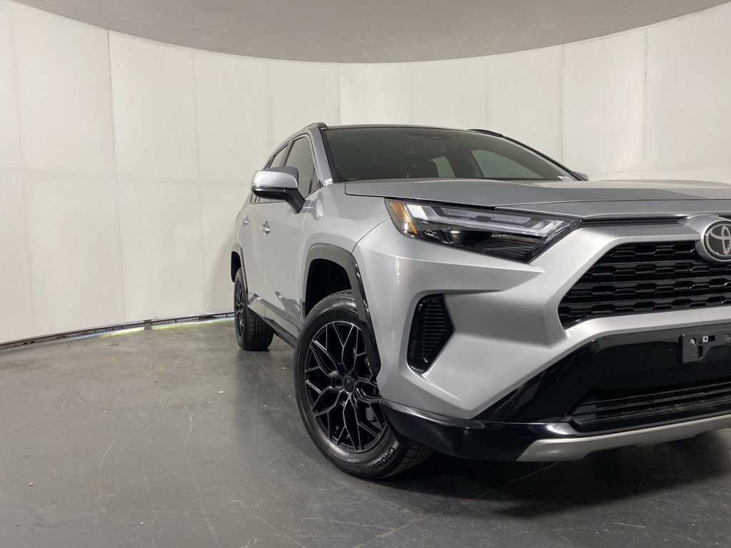 Used 2025 Toyota RAV4 SE image 4