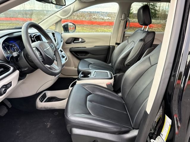 Used 2024 Chrysler Pacifica Touring-L image 15