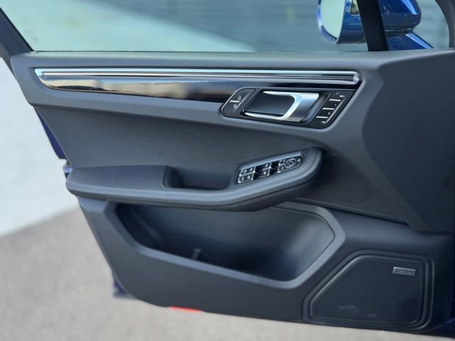 Certified 2025 Porsche Macan image 13