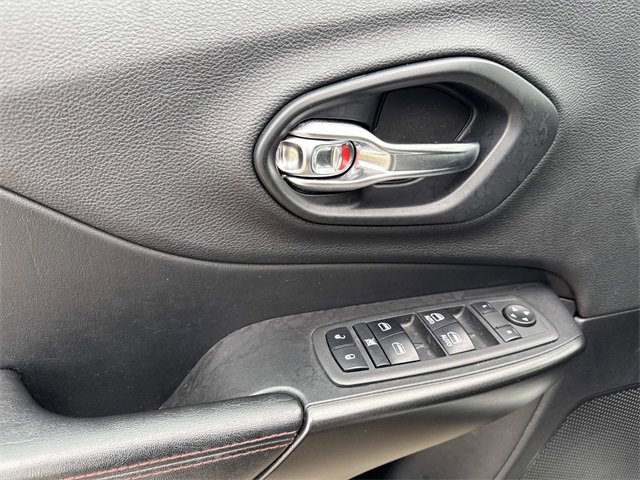 Used 2019 Jeep Cherokee Trailhawk image 17