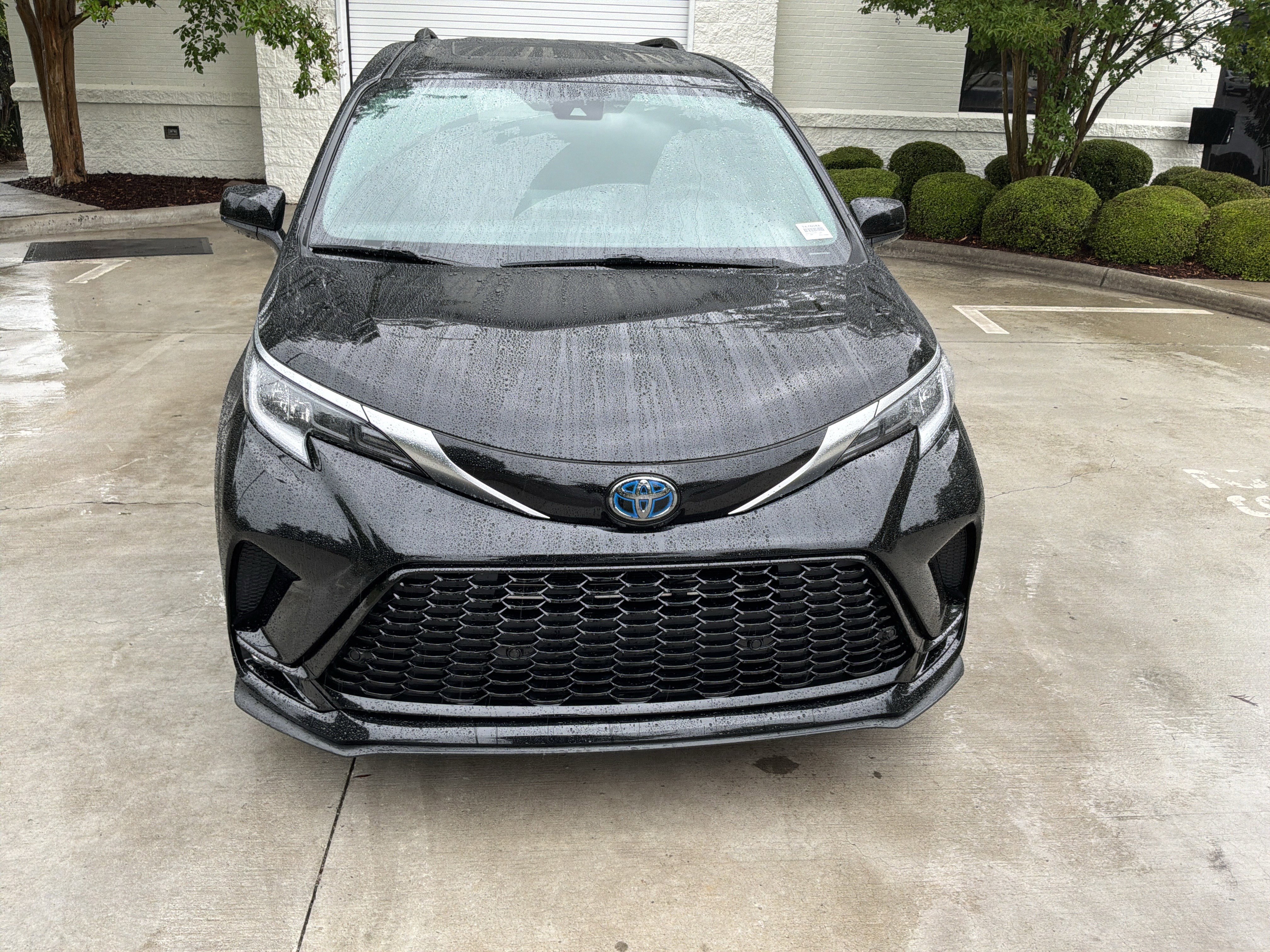 Used 2023 Toyota Sienna XSE FWD image 3