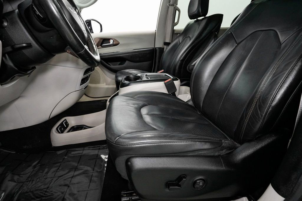 Used 2019 Chrysler Pacifica Touring-L Plus w/ Advanced Safetytec Group image 11