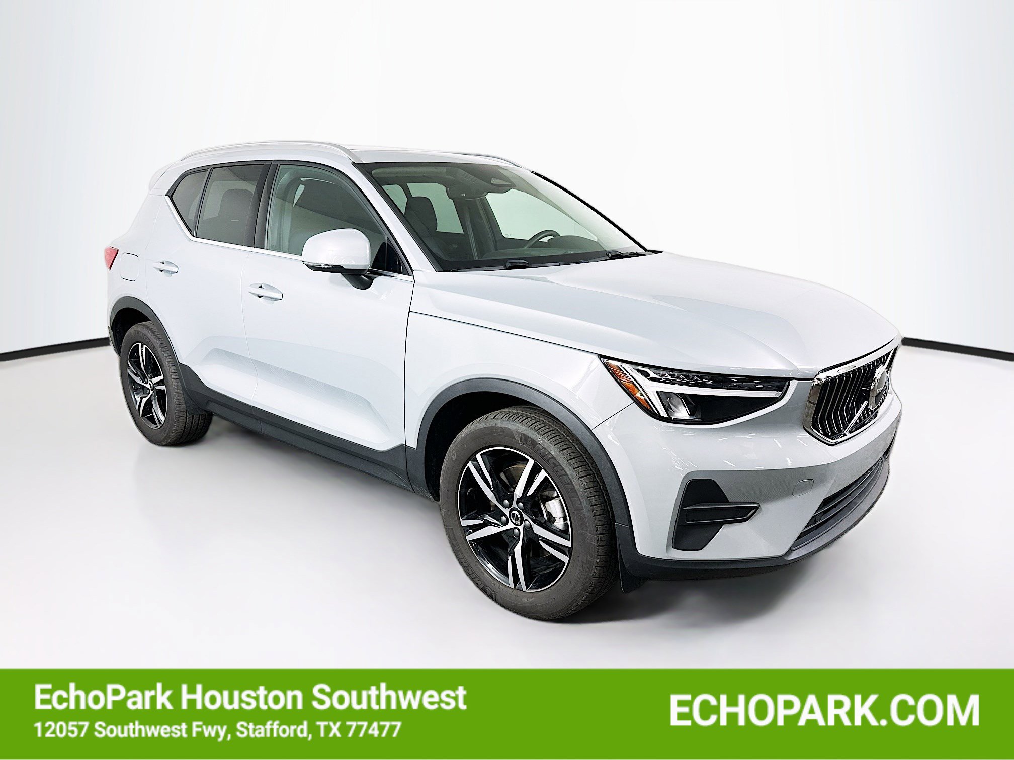 Used 2025 Volvo XC40 B5 Core AWD/4WD image 1