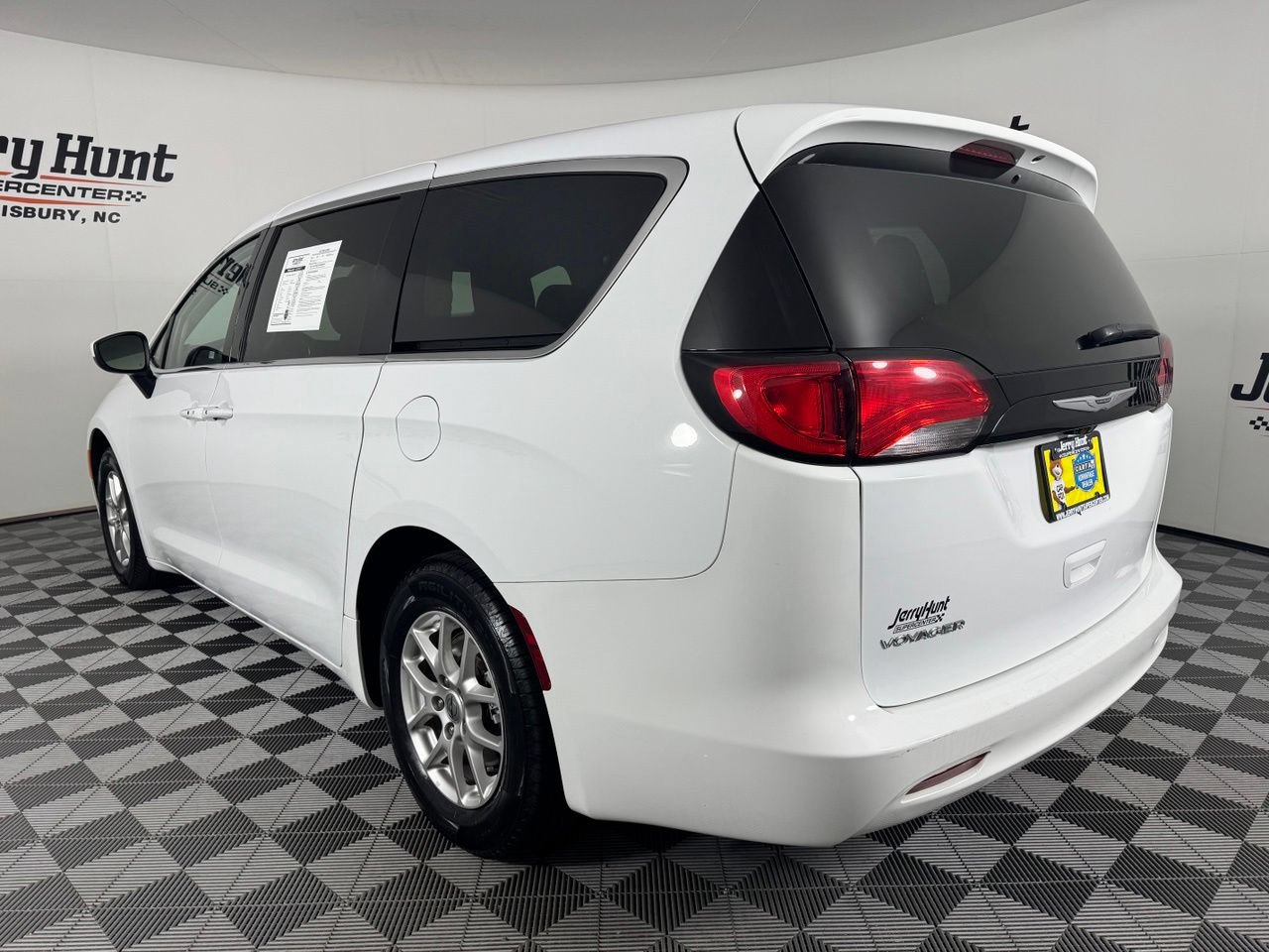 Used 2023 Chrysler Voyager LX FWD image 8