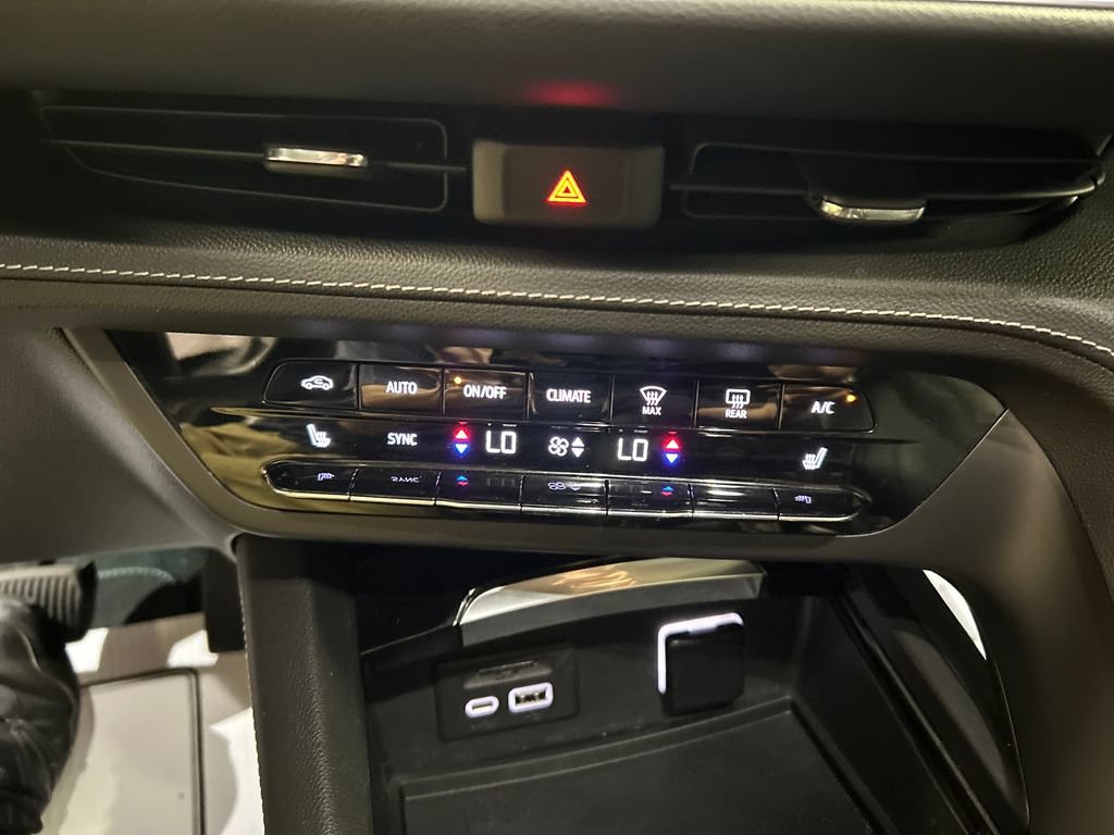 Used 2021 Buick Envision Essence w/ Technology Package I FWD image 19
