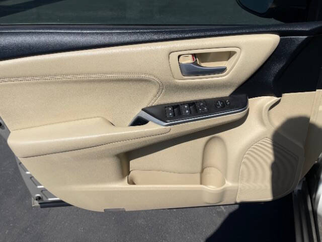 Used 2017 Toyota Camry XLE w/ Moonroof Package FWD image 9