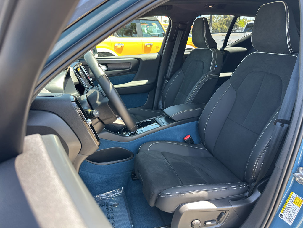 Used 2023 Volvo XC40 Recharge Plus image 8