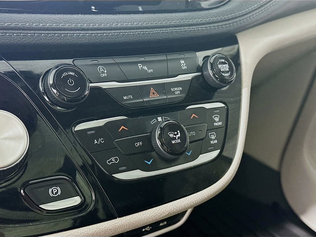 Used 2020 Chrysler Pacifica Limited image 18