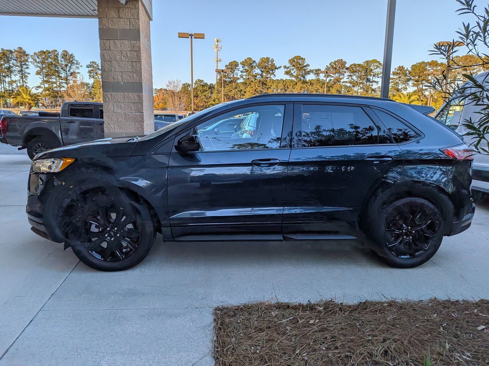Certified 2024 Ford Edge SE w/ Black Appearance Package image 8