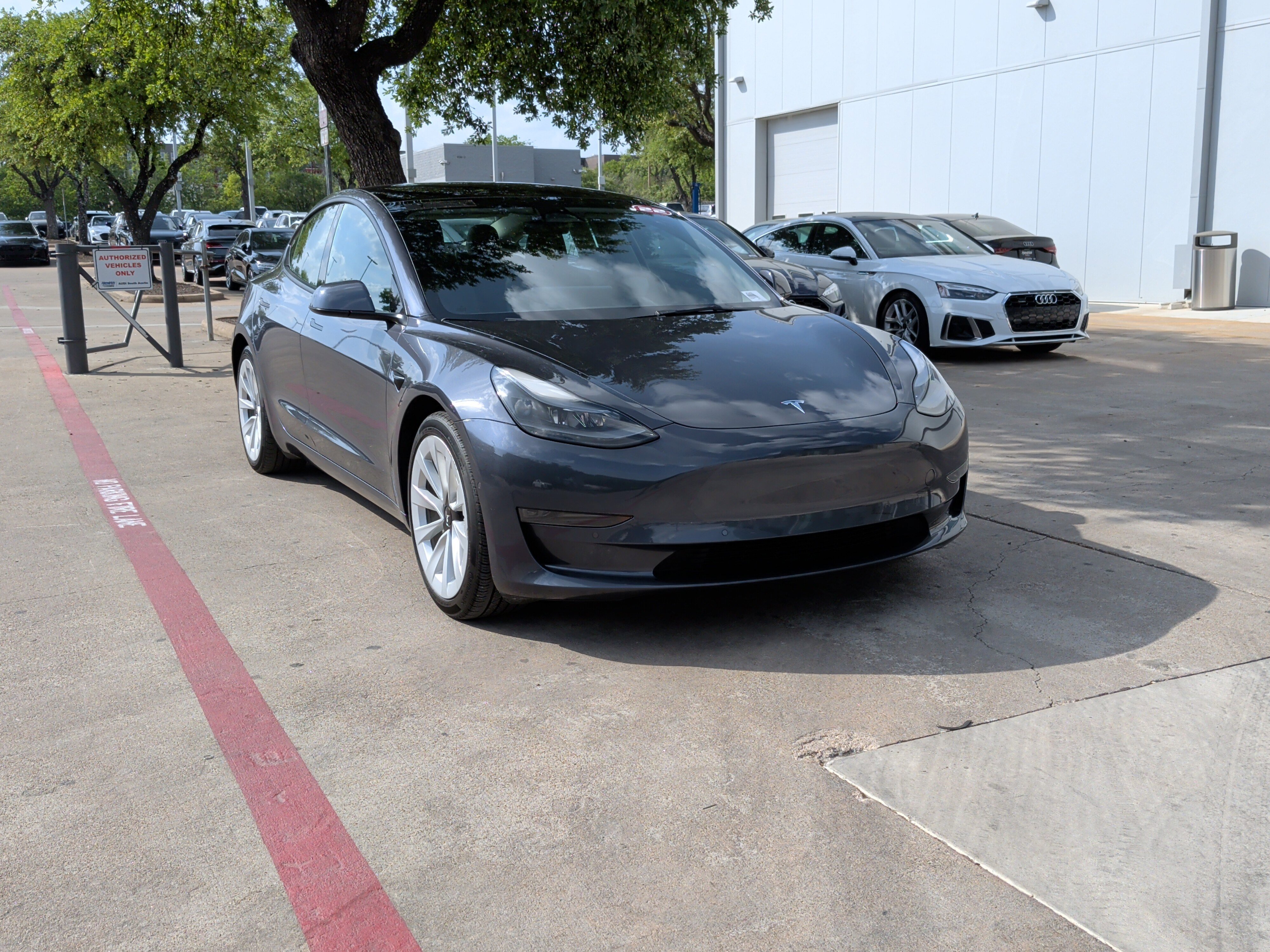 Used 2022 Tesla Model 3 Standard Range image 2