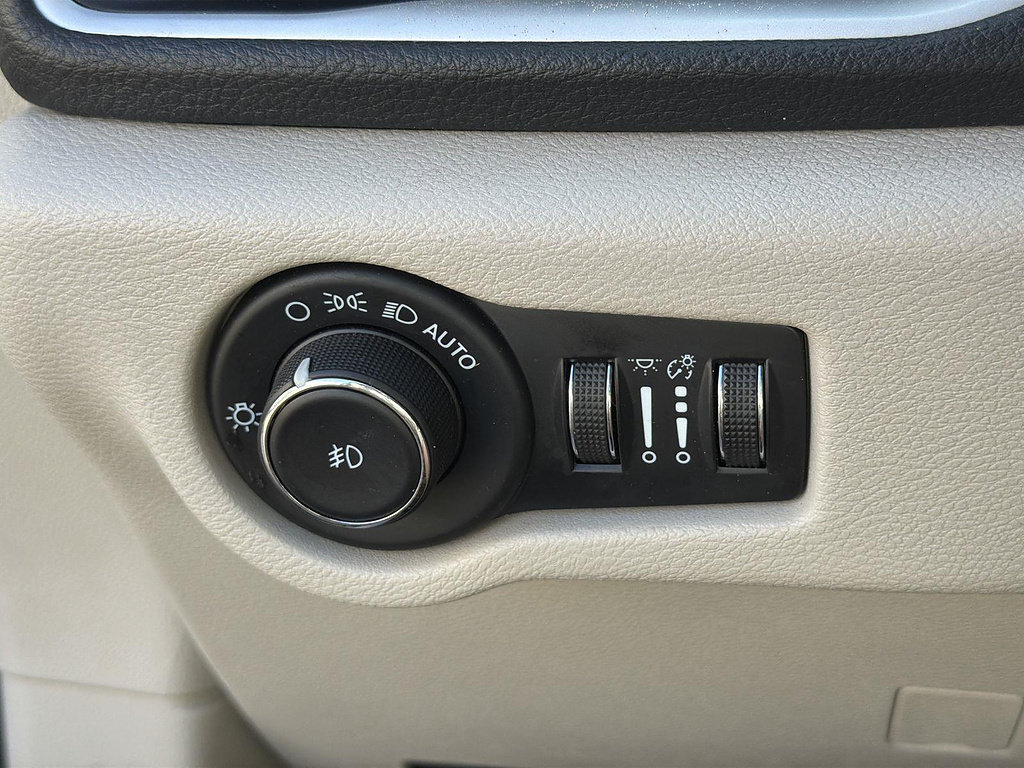 Used 2023 Chrysler Pacifica Touring-L FWD image 16