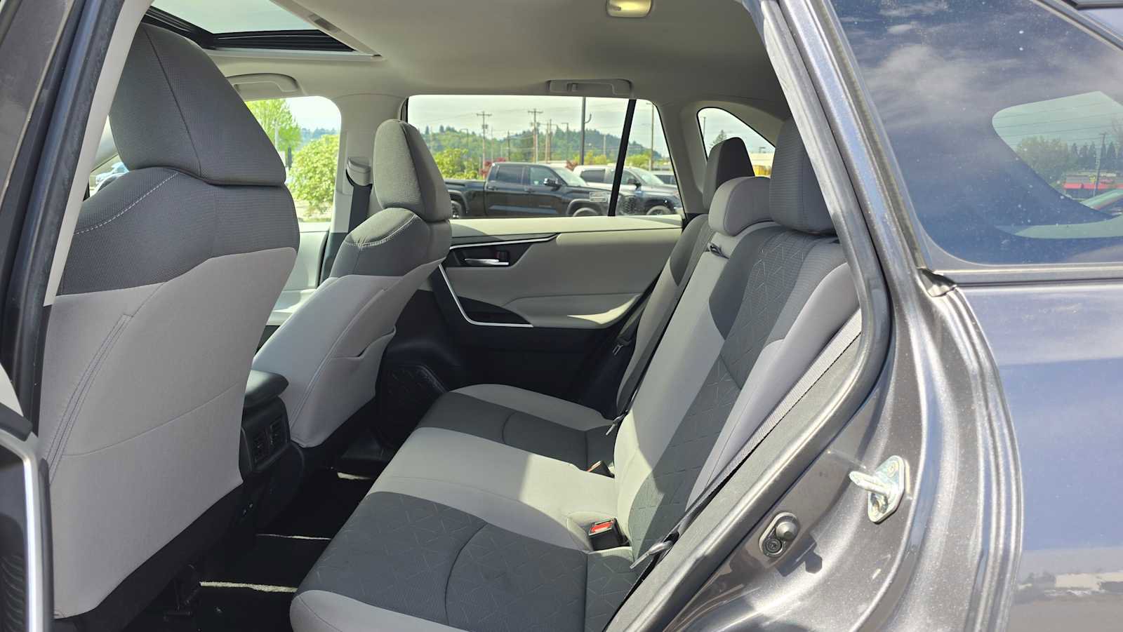 Used 2022 Toyota RAV4 XLE w/ Convenience Package AWD/4WD image 17