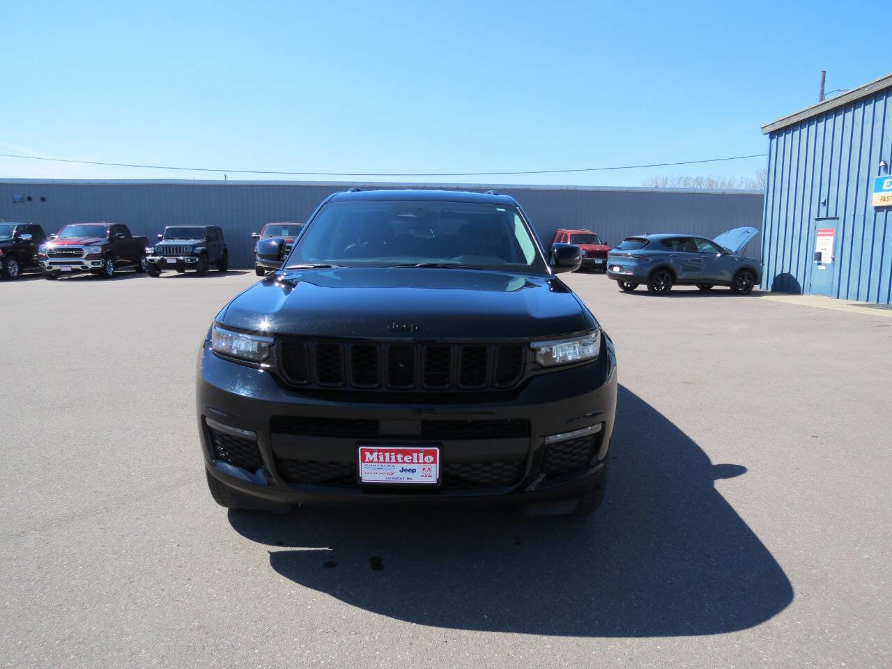 Used 2023 Jeep Grand Cherokee L Limited w/ Black Appearance Package AWD/4WD image 4