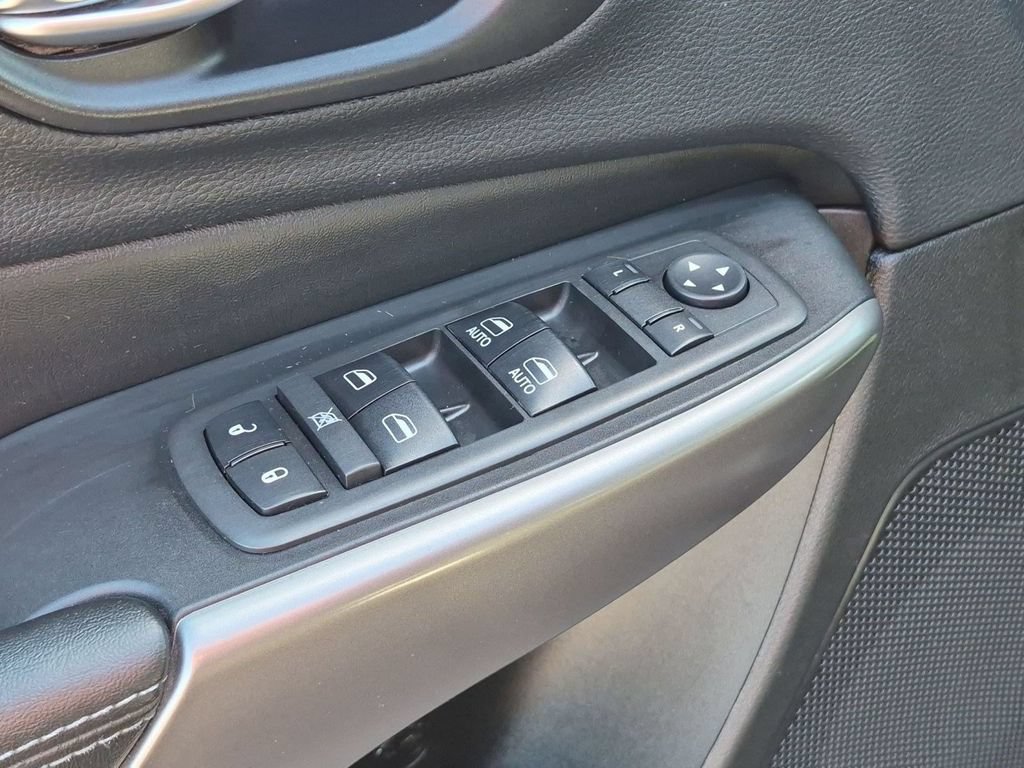 Used 2019 Jeep Cherokee Latitude Plus FWD image 11