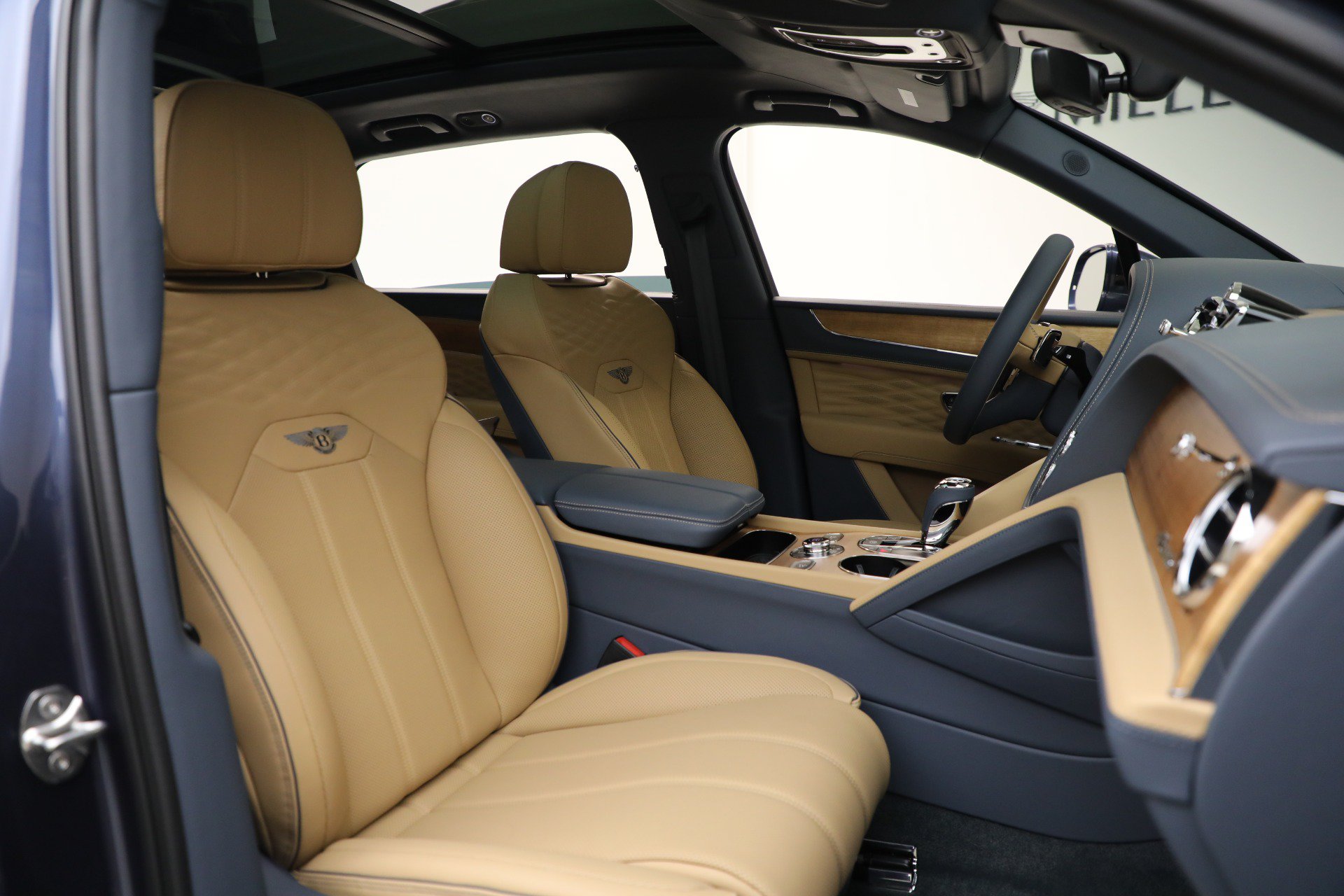 Certified 2025 Bentley Bentayga Extended Wheelbase AWD/4WD image 32