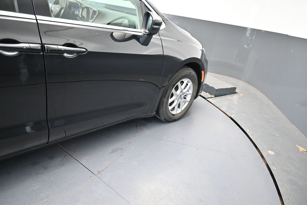 Used 2023 Chrysler Pacifica Touring-L FWD image 25