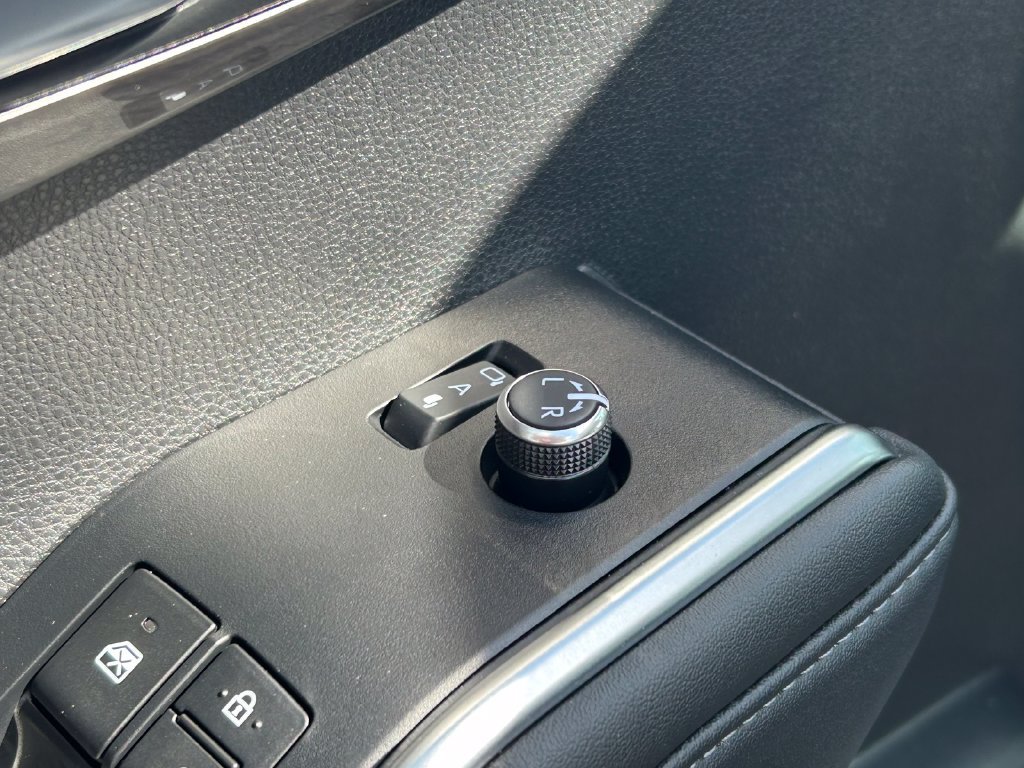 Used 2024 Toyota Highlander Platinum FWD image 28