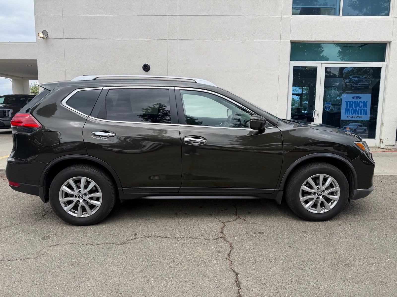 Used 2017 Nissan Rogue SV w/ SV Premium Package image 6