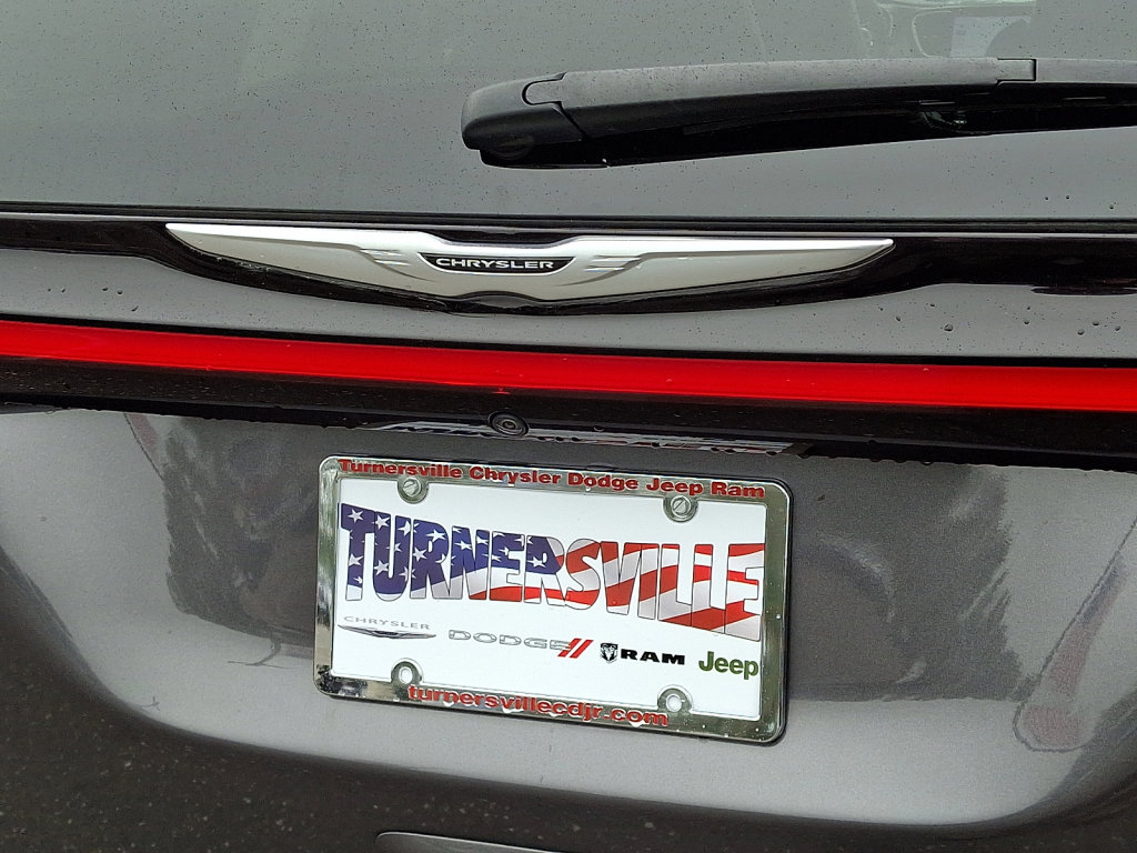 Used 2023 Chrysler Pacifica Touring-L image 16