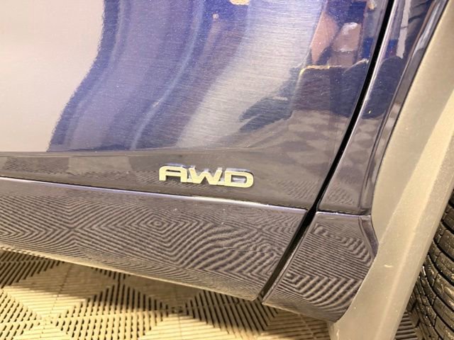 Used 2024 Toyota Highlander XLE AWD/4WD image 3