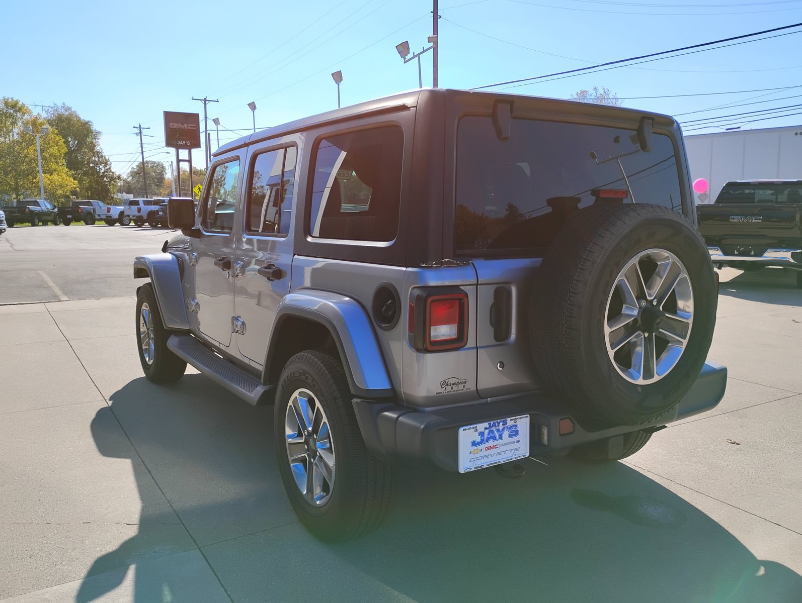 Used 2018 Jeep Wrangler Unlimited Sahara AWD/4WD image 10