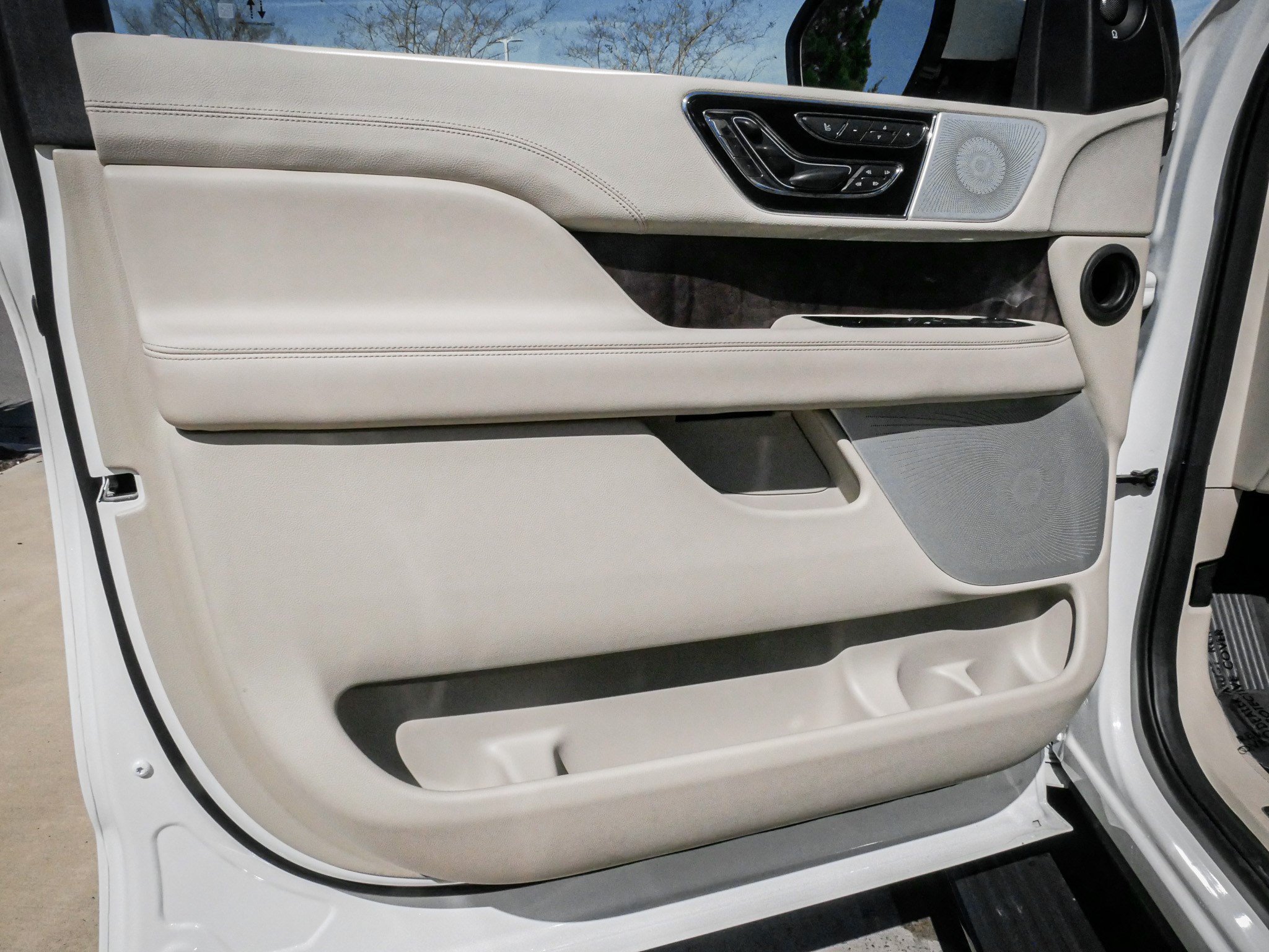 Used 2021 Lincoln Navigator L Reserve AWD/4WD image 13