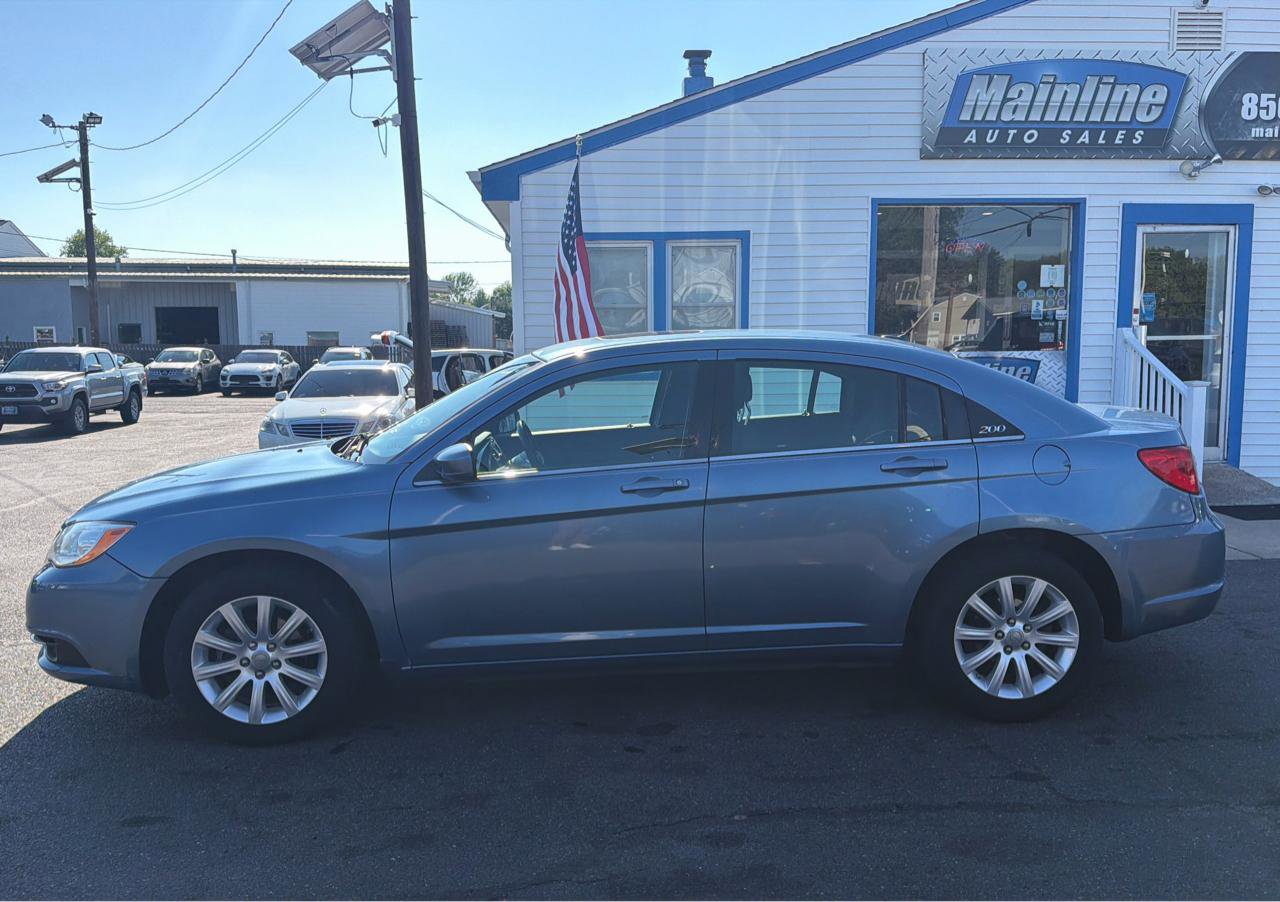 Used 2011 Chrysler 200 Touring FWD image 3