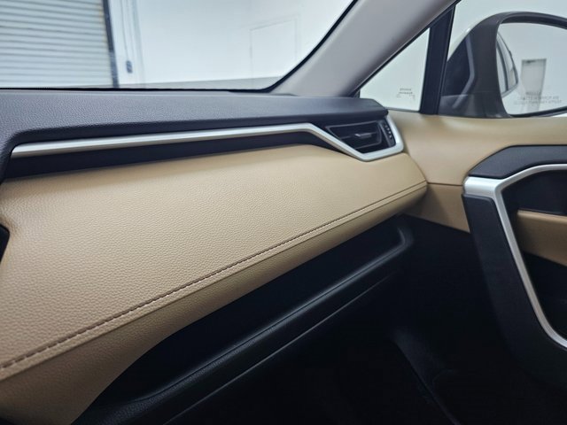 Used 2021 Toyota RAV4 XLE w/ Convenience Package image 21