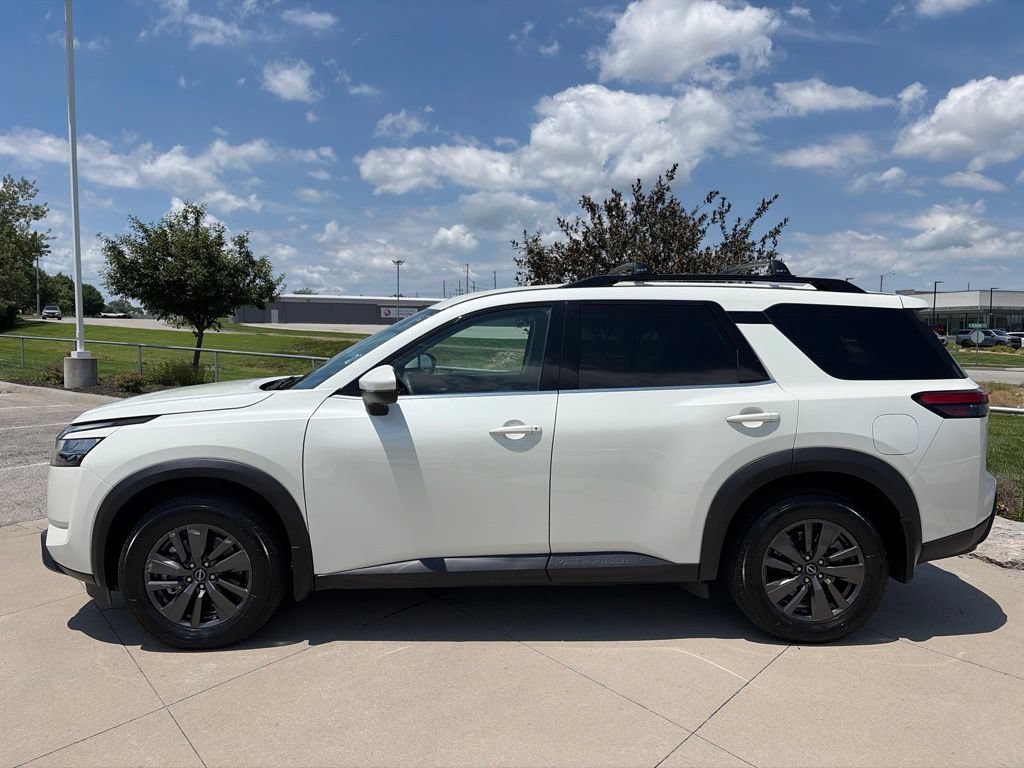 Used 2022 Nissan Pathfinder SV AWD/4WD image 5