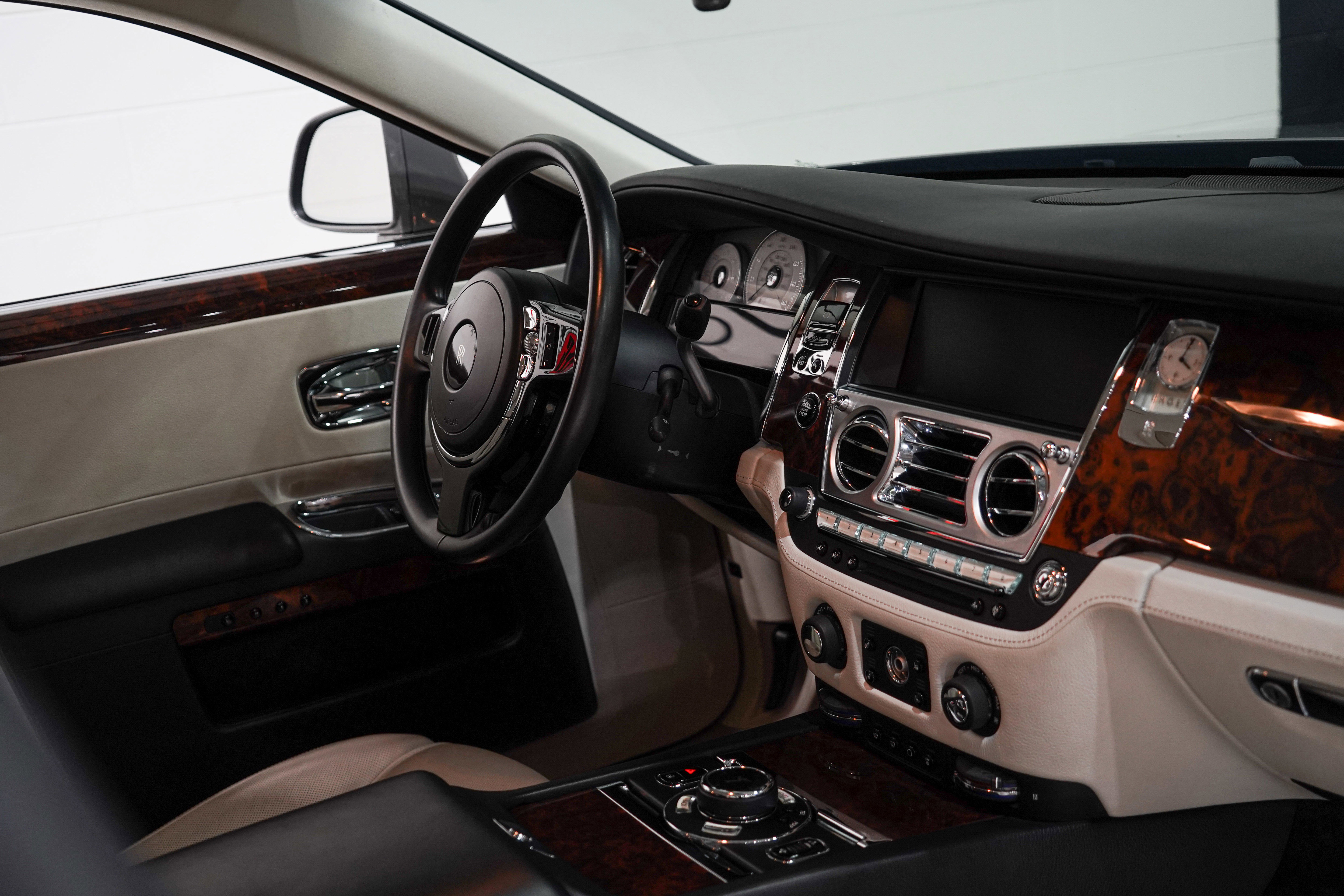 Used 2015 Rolls-Royce Ghost RWD image 17