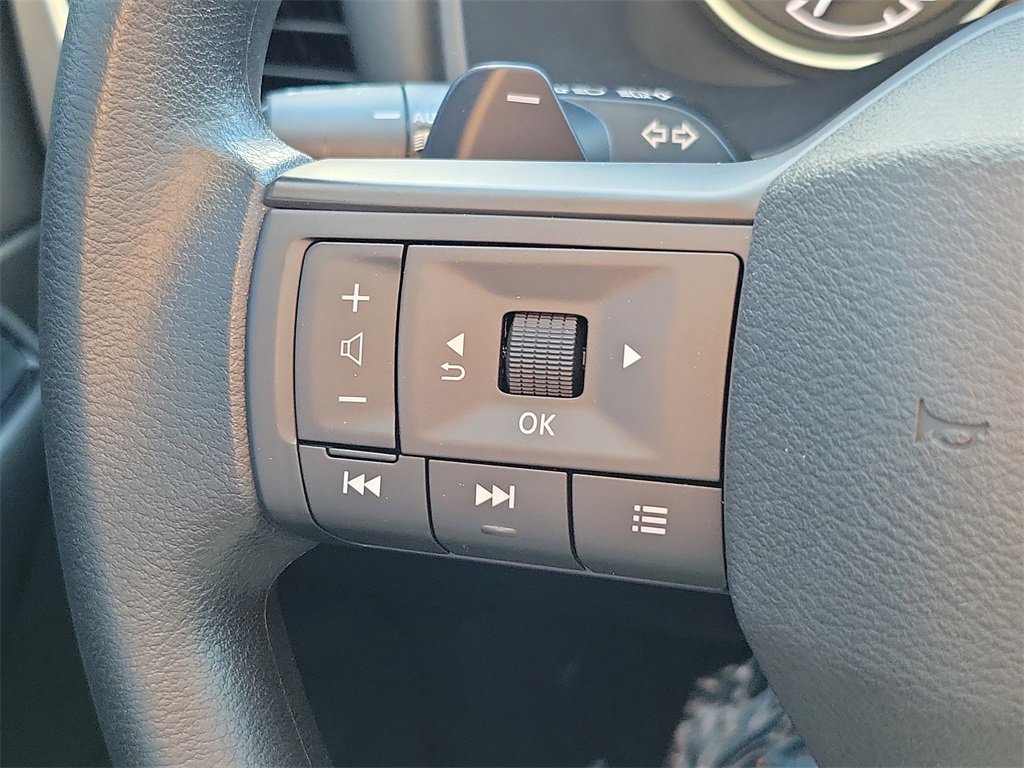 Used 2025 Nissan Rogue S image 22