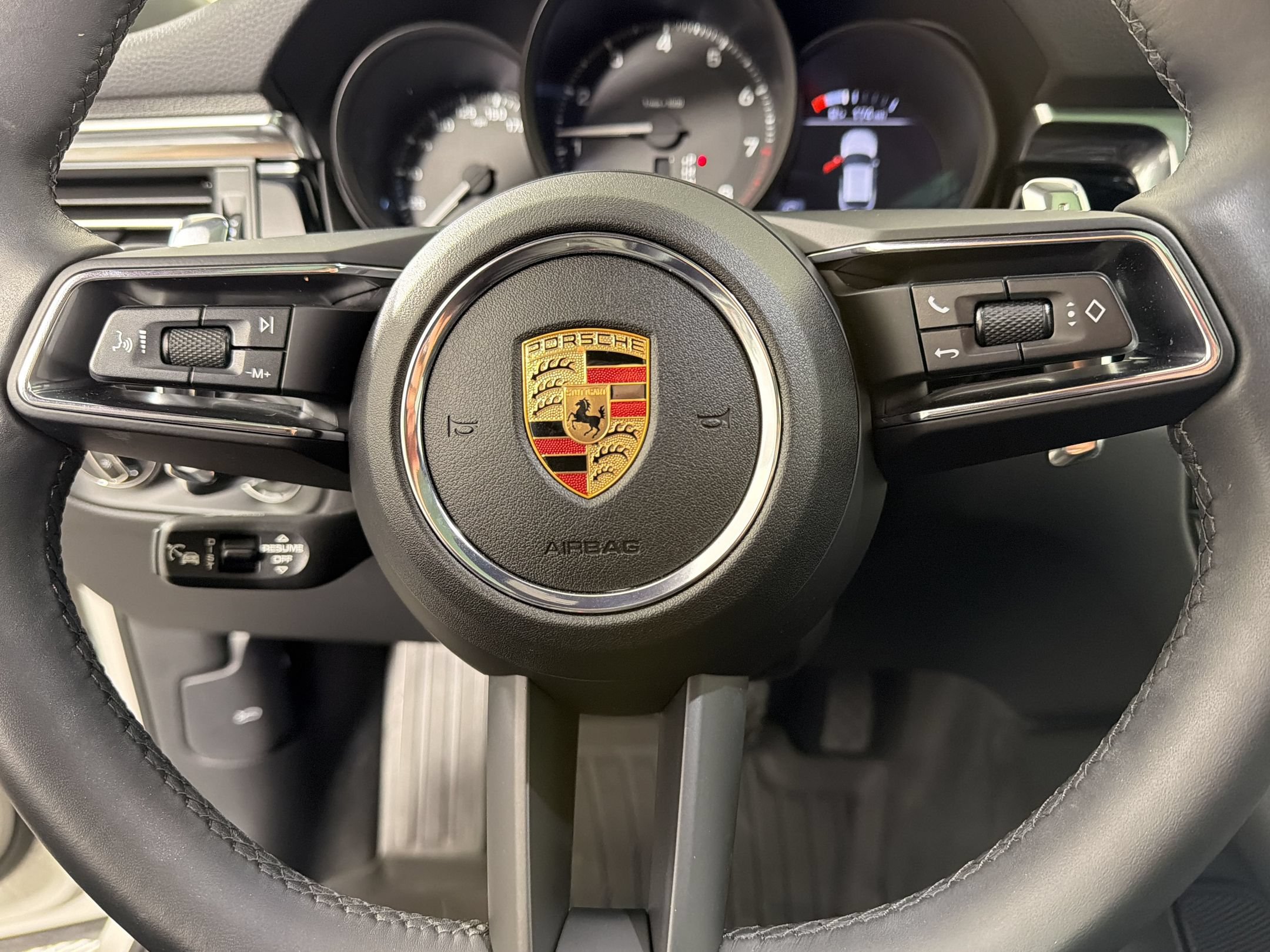 Certified 2025 Porsche Macan AWD/4WD image 25