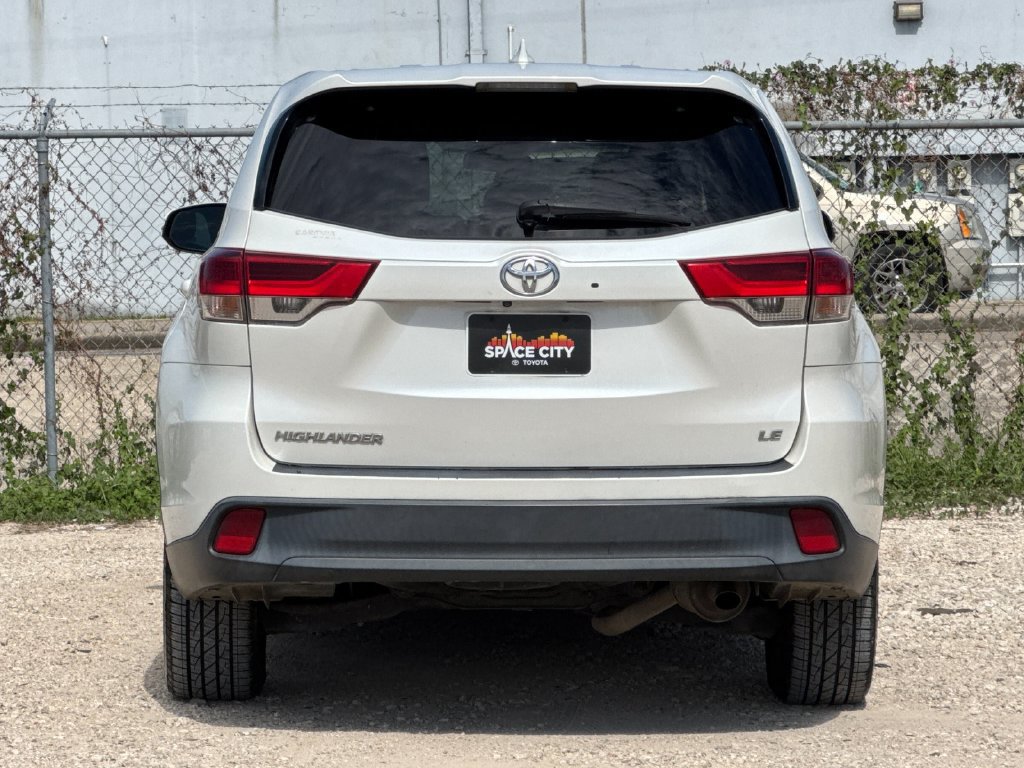 Used 2018 Toyota Highlander Plus FWD image 5