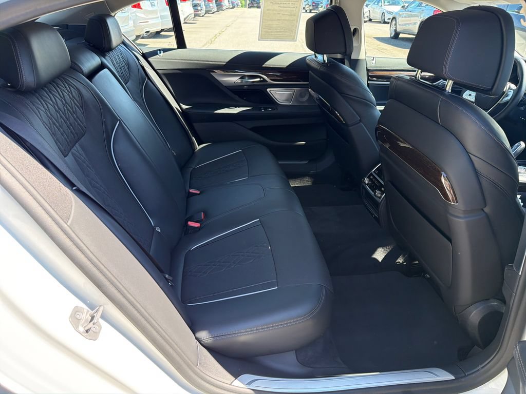 Used 2022 BMW 750i xDrive AWD/4WD image 15