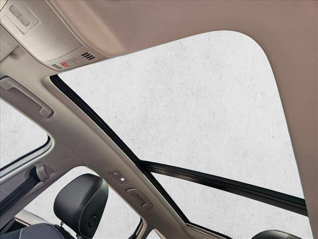 Used 2023 Volkswagen Taos SE w/ Panoramic Sunroof Package FWD image 16