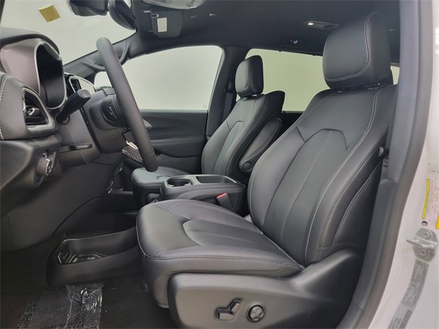 New 2026 Chrysler Pacifica Select image 14