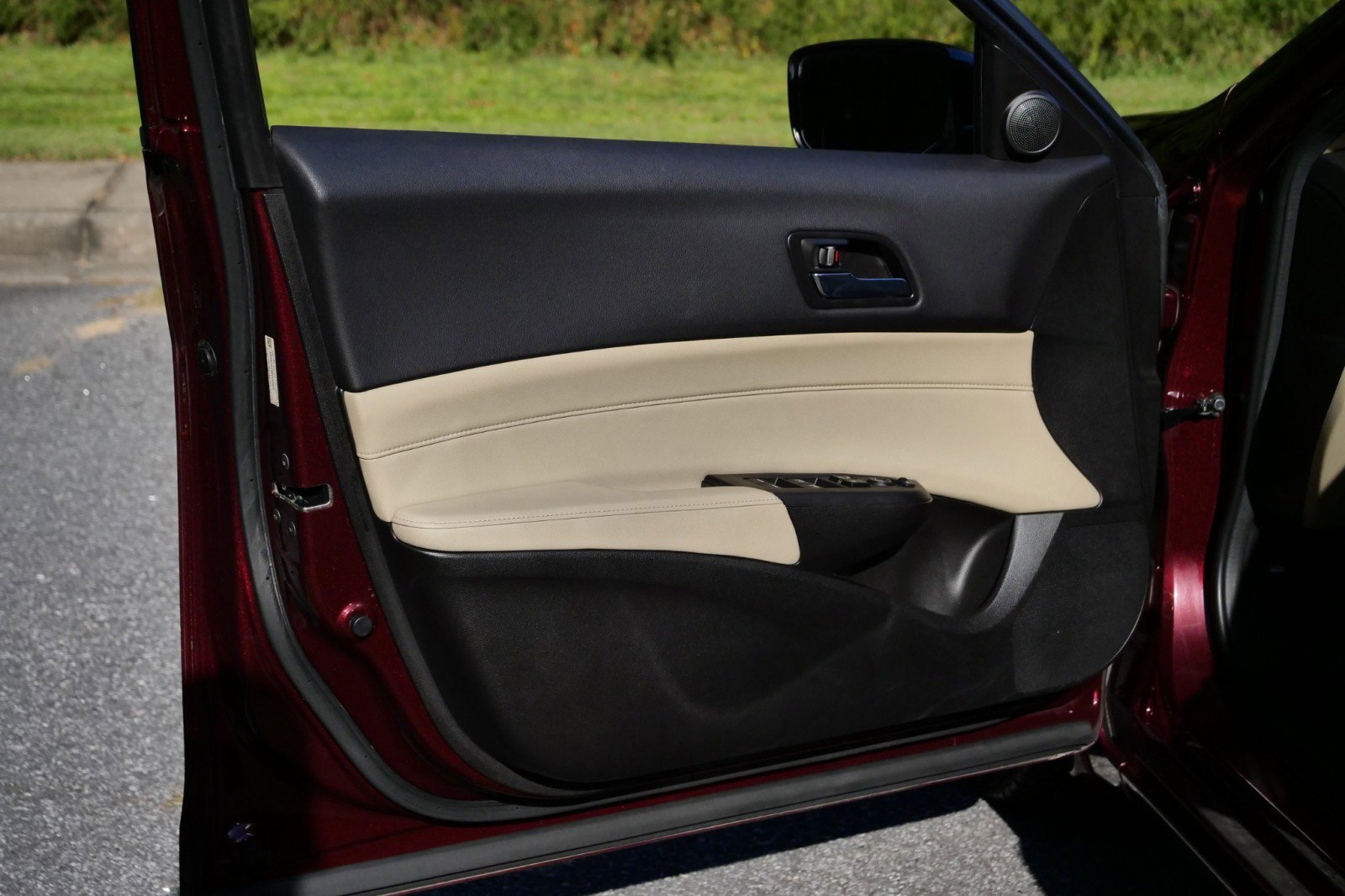 Used 2013 Acura ILX 2.0L / Tech Package / Heated S image 16