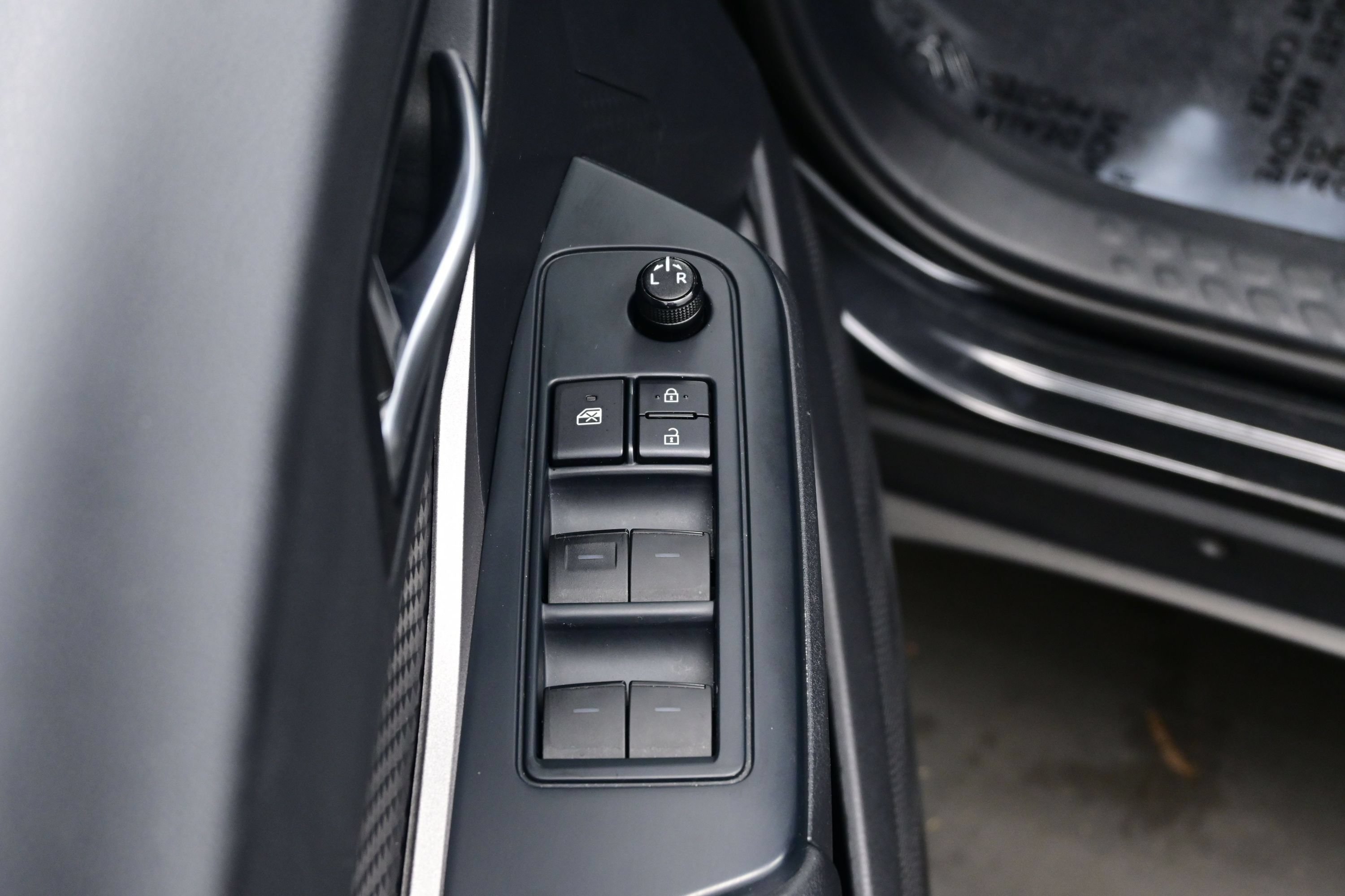 Used 2021 Toyota C-HR LE FWD image 10