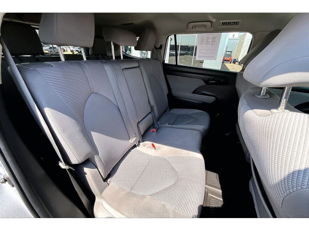 Used 2022 Toyota Highlander LE AWD/4WD image 29